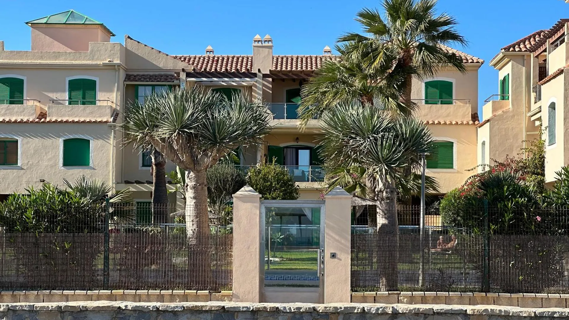 Beachfront & Sea View Holiday Apartment - Sea, Mountains And City Right In Front Of You Bahia de Casares