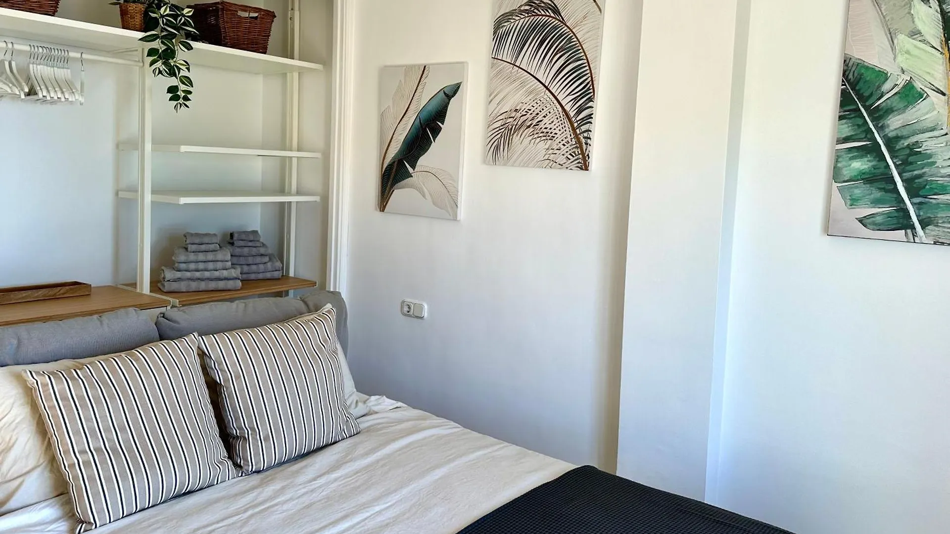Beachfront & Sea View Holiday Apartment - Sea, Mountains And City Right In Front Of You Bahia de Casares