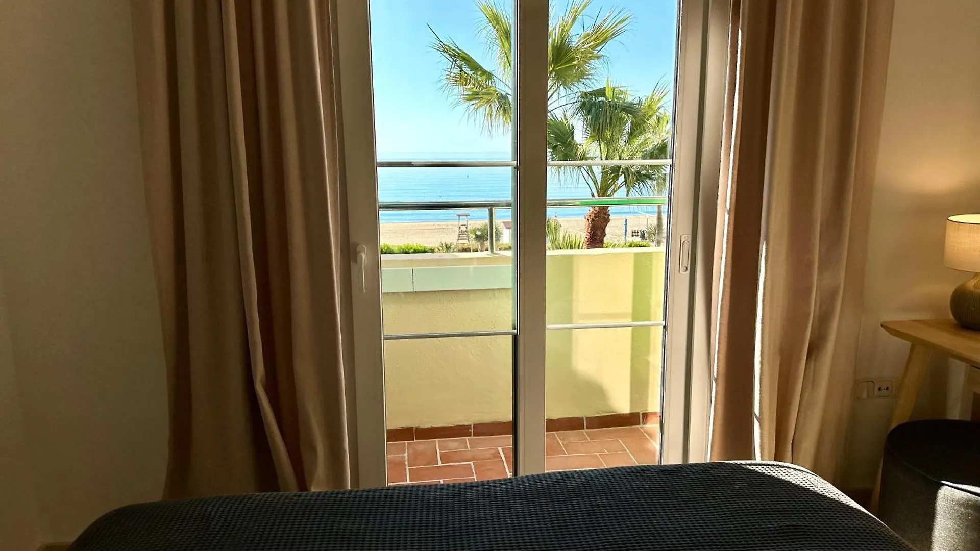 Beachfront & Sea View Holiday Apartment - Sea, Mountains And City Right In Front Of You Bahia de Casares 0*,  Hiszpania