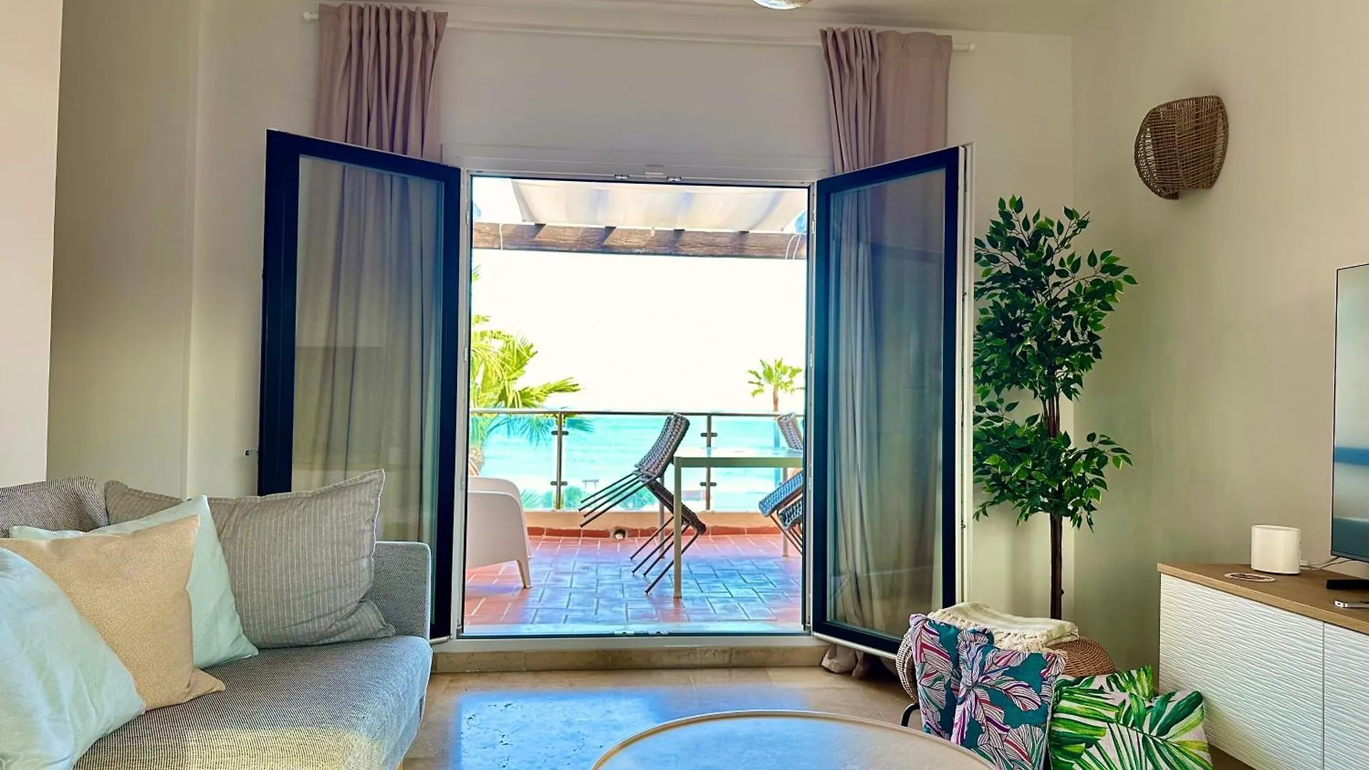 Beachfront & Sea View Holiday Apartment - Sea, Mountains And City Right In Front Of You Bahia de Casares 0*,